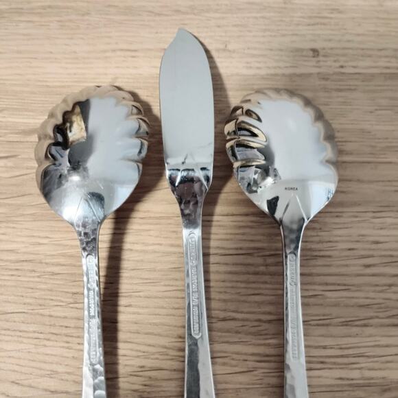 Reed & Barton Hammered Antique 2 Sugar Spoons Master Butter Knife Glossy 18/8 - Picture 5 of 5